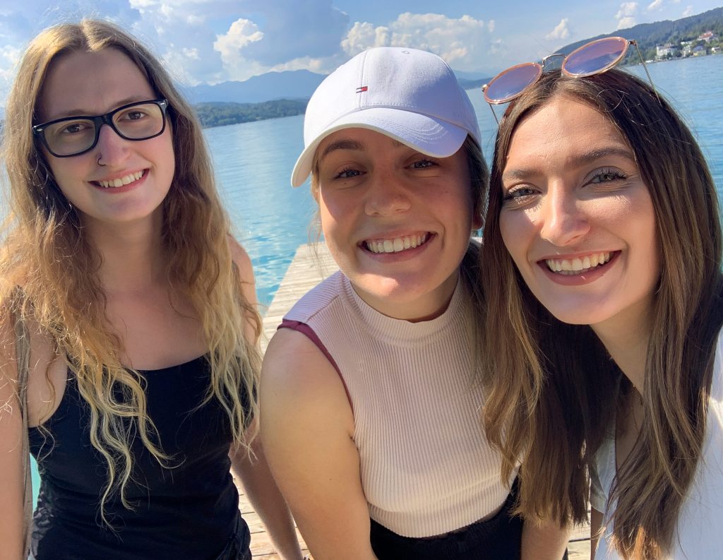 Unsere drei Reiseleiterinnen genießen das letzten warmen Sommertage am Wörthersee