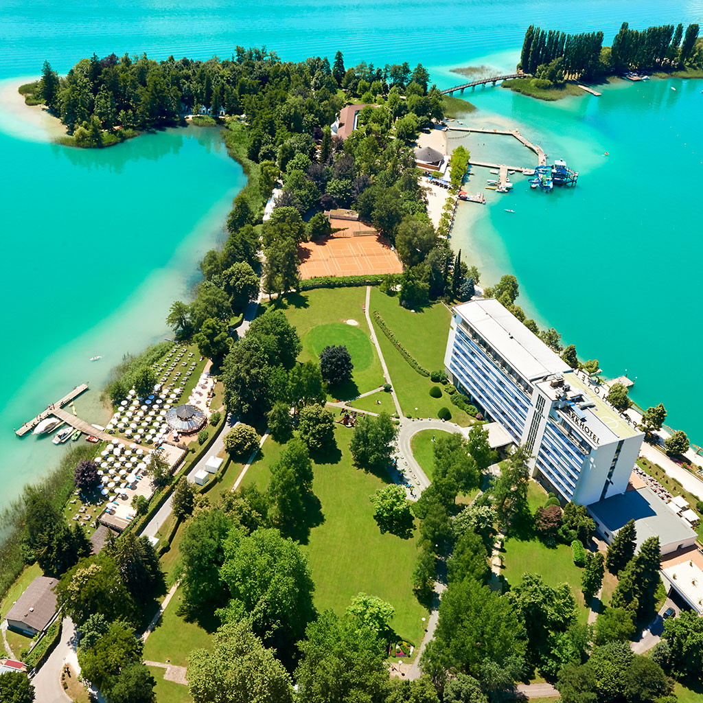 Blick auf das Parkhotel Pörtschach am türkisblauen Wörthersee